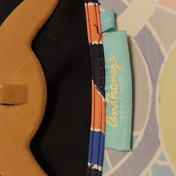 Anthony's 3/4 sleeve top. Multi color with black background - Picture 3 of 4